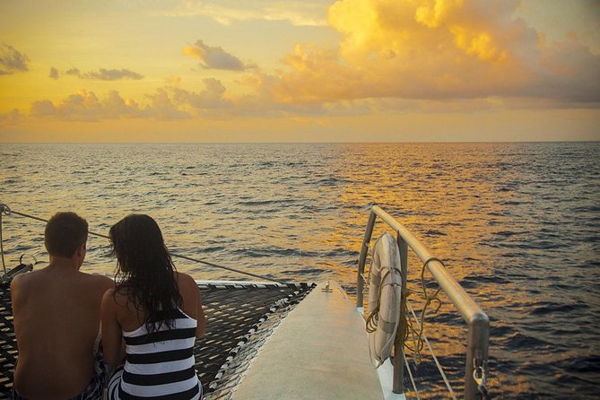 Cruise Sunset Party in Castries - The sunset itself: watching for color and the green flash