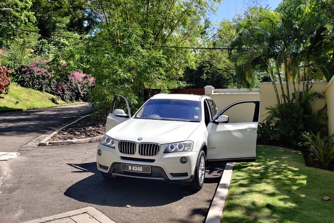 Private Round Trip Airport (UVF) Transfer: Luxury SUV - From UVF to Castries in a luxury SUV, no taxi hunting